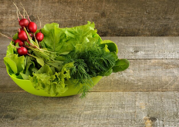 Ingredientes de alimentos orgânicos para salada na velha vista de mesa de madeira rústica