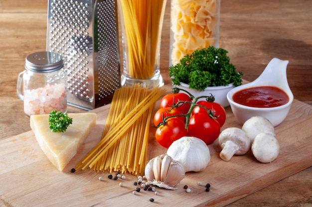 Ingredientes de comida italiana para espaguete