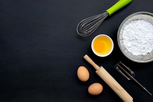 Ingredientes de cozimento de cozimento em fundo preto. vista do topo