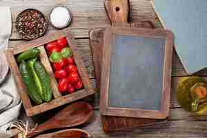 Foto ingredientes de cozinha legumes e especiarias vista superior com espaço para sua receita