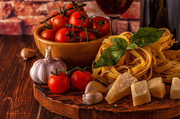 Ingredientes de macarrão em uma mesa de madeira