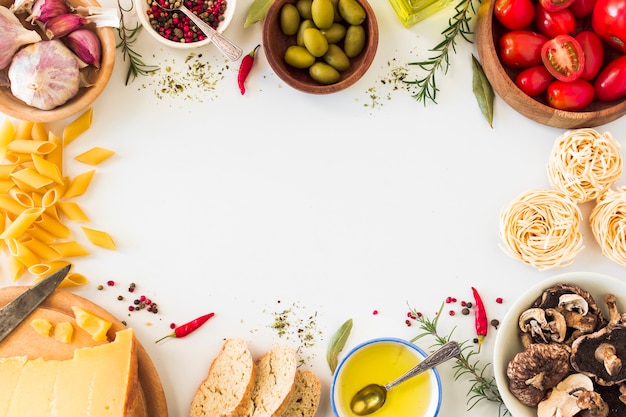 Foto ingredientes de massa italiana em fundo branco com espaço para texto