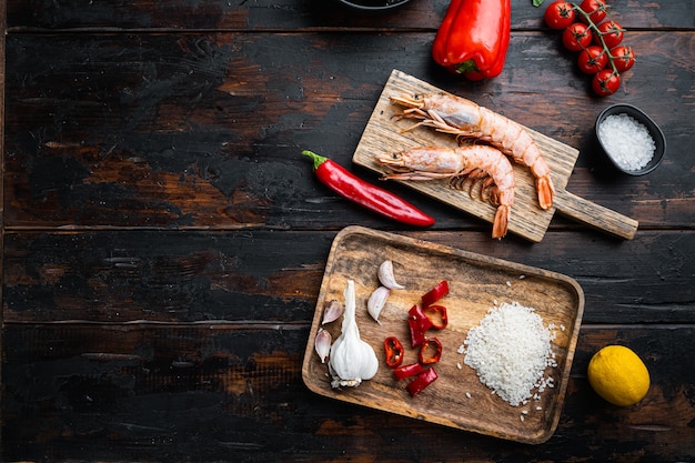 Ingredientes de paella de frutos do mar espanhóis tradicionais na velha mesa de madeira escura, vista superior com espaço para texto, foto de comida.