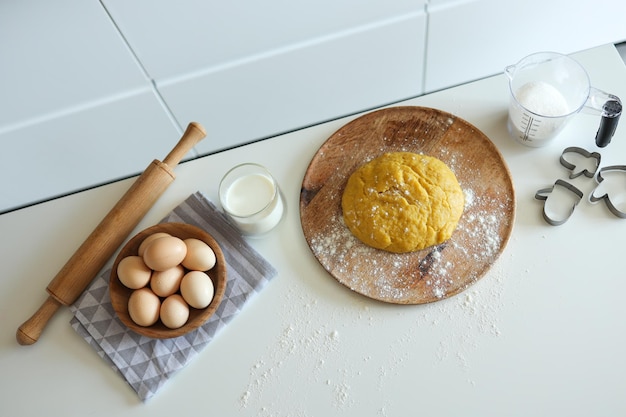 Ingredientes de panificação colocados na mesa branca prontos para cozinhar Conceito de preparação de alimentos