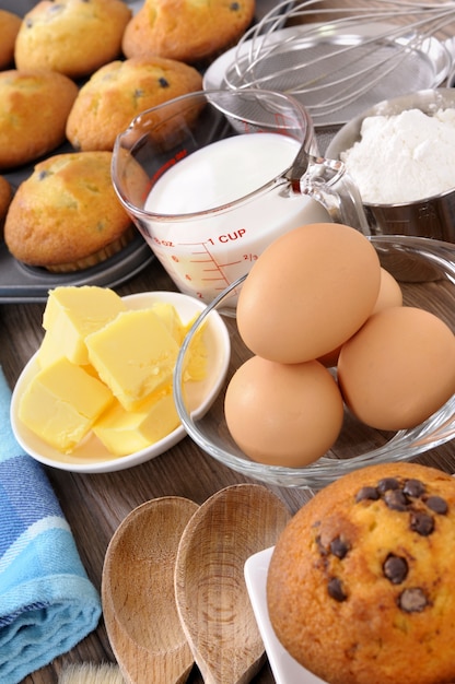 Ingredientes de panificação com muffins frescos