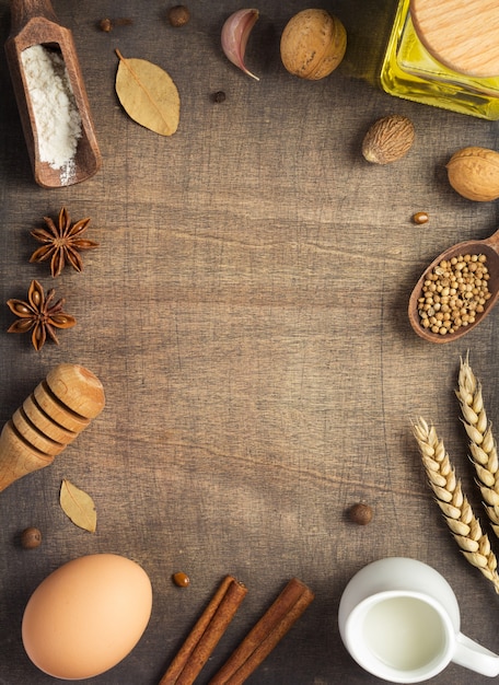 Ingredientes de panificação e pão em fundo de madeira, vista superior