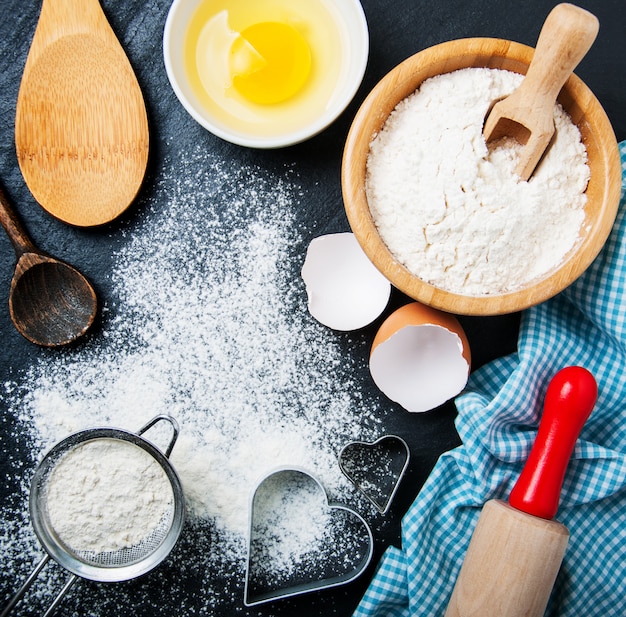 Foto ingredientes de panificação em um preto