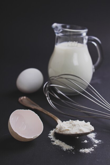 Ingredientes de panificação, farinha, ovo, leite e bata. caderno