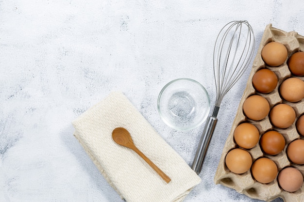 Ingredientes de panificação para fazer bolo ou pão doce em fundo azul texturizado