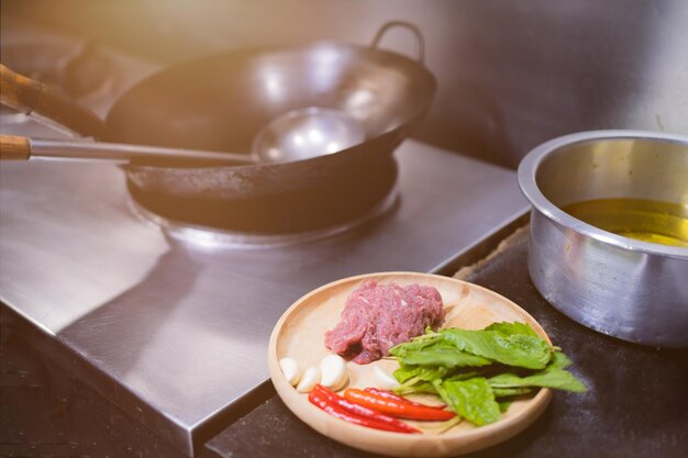 Ingredientes de preparação para cozinhar carne picada salteada de comida tailandesa com folhas sagradas de manjericão
