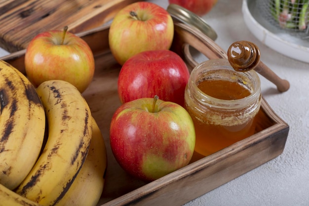 Ingredientes de smoothie de frutas com espinafre em close-up da mesa. Bananas, maçãs, espinafre, mel