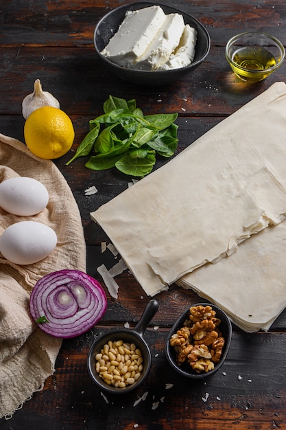 Ingredientes de spanakopita grego, filo, espinafre, ovos e queijo feta