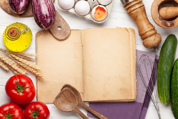 Ingredientes de utensílios de cozinha e livro de receitas