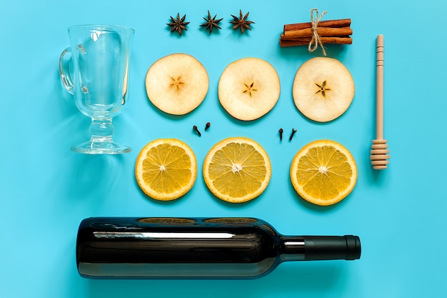 Ingredientes de vinho quente, ainda vida em azul