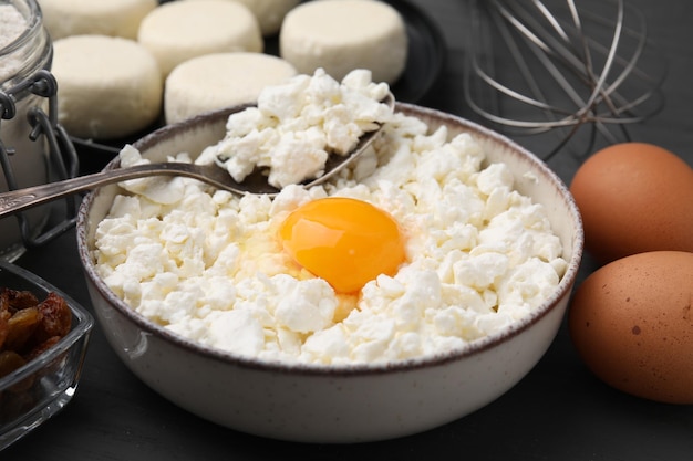 Ingredientes diferentes na mesa cinza closeup Cozinhar panquecas de queijo cottage