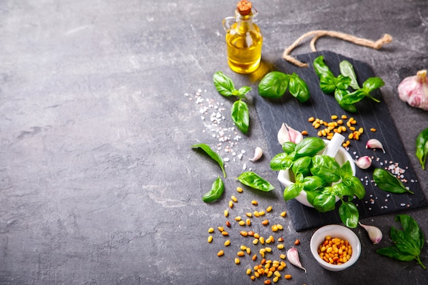 Ingredientes do pesto para preparar molho