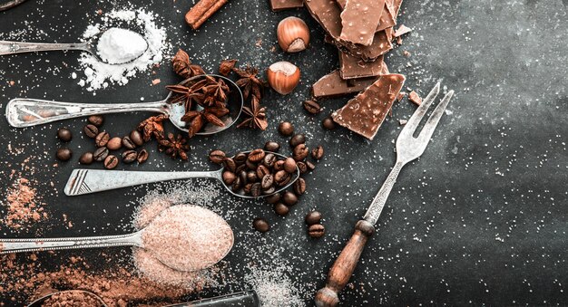 Ingredientes doces e chocolate em uma mesa