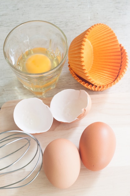 Foto ingredientes e ferramentas para fazer um bolo, ovos, copos de padaria