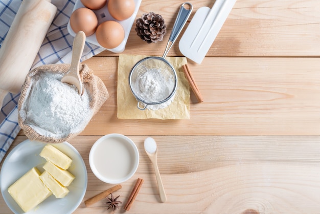 Ingredientes e ferramentas para panificação caseira.