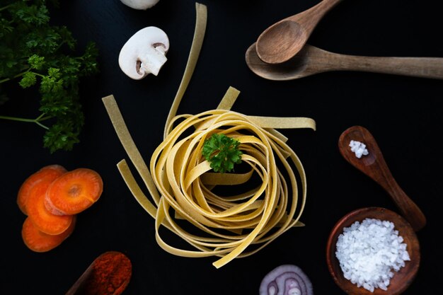 Foto ingredientes e massas secas fettuccine ou tagliatelle linguini