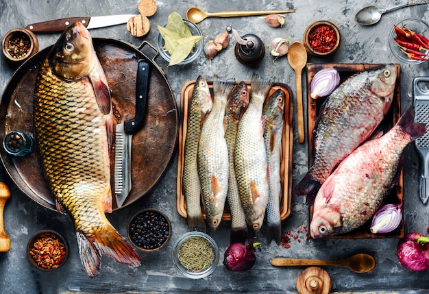 Ingredientes e peixe fresco