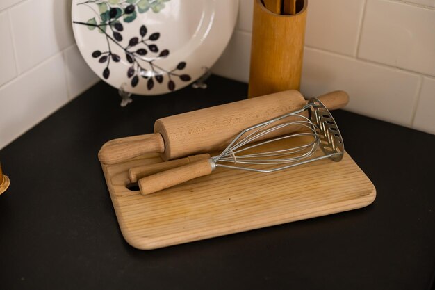 Ingredientes e utensílios de cozinha em fundo branco.