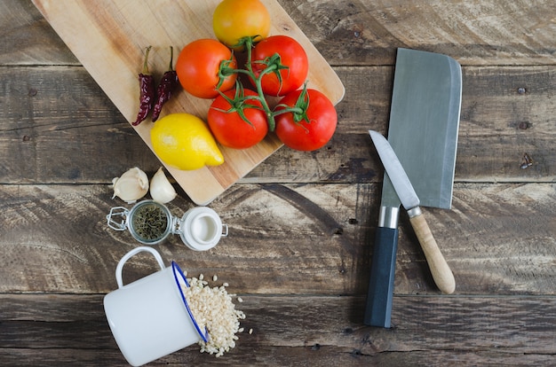 Foto ingredientes e utensílios para preparação de alimentos. vista do topo.