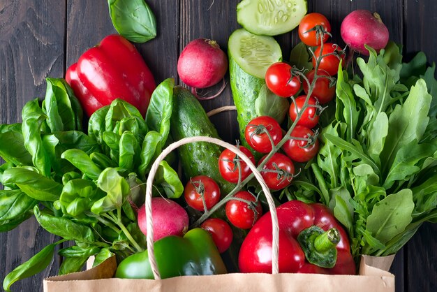 Ingredientes para ensalada en una bolsa de papel.