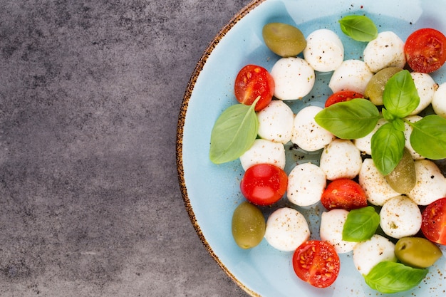 Ingredientes de la ensalada caprese tradicional italiana.