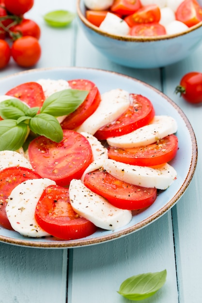 Ingredientes de la ensalada caprese tradicional italiana