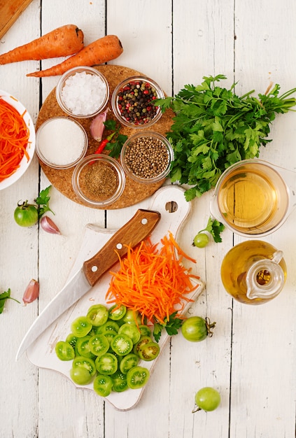 Foto ingredientes para ensalada coreana de tomates verdes y zanahorias