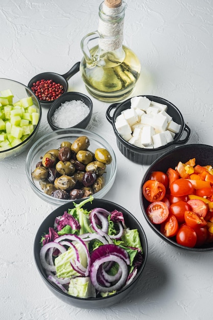 Ingredientes para ensalada griega tradicional Tomates cebolla aceitunas queso feta sobre fondo blanco