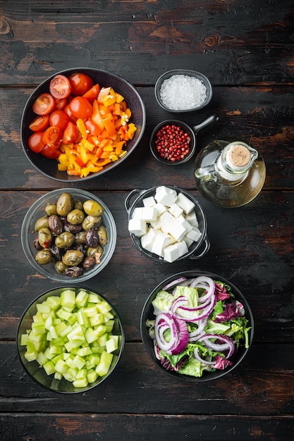 Ingredientes para ensalada griega en la vista superior del fondo de la mesa de madera oscura vieja endecha plana