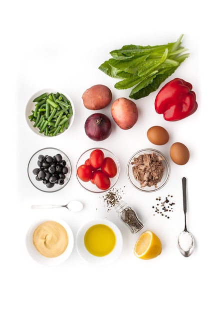 Foto ingredientes para la ensalada nicoise en el fondo blanco