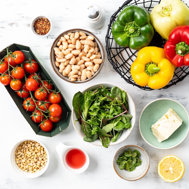 Foto los ingredientes para la ensalada de pimienta asada y frijoles con mantequilla con aderezo de harissa