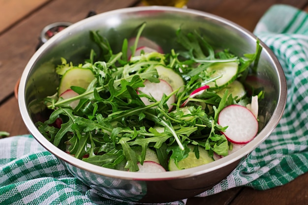 Ingredientes para Ensalada de rúcula, rábano, pepino y especias