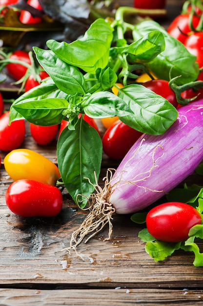 Foto ingredientes para ensalada vegana en la mesa de madera