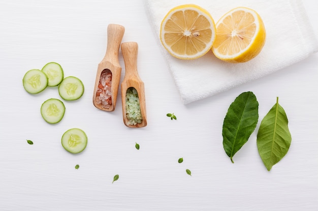 Ingredientes ervais naturais dos cuidados com a pele e fundo facial da preparação do tratamento.