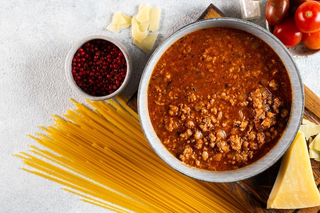 Ingredientes para espaguetis a la boloñesa sobre fondo claro. Pasta cruda a la boloñesa. Flatlay de pasta. Boloñesa italiana. Ingredientes de comida. Vista superior de la pasta