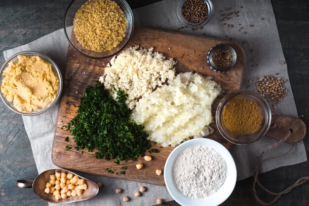 Ingredientes para el Falafel bulgur cilantro cebolla ajo y especias horizontales