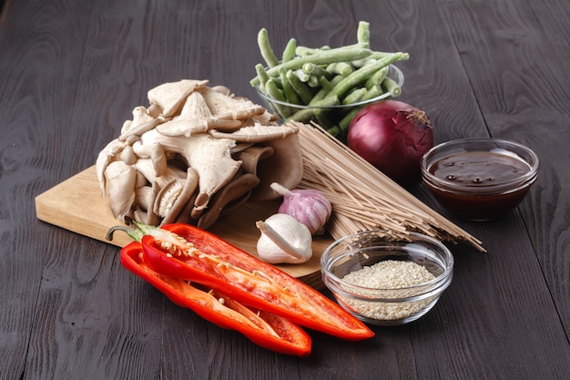 Ingredientes para fideos con salsa de ostras