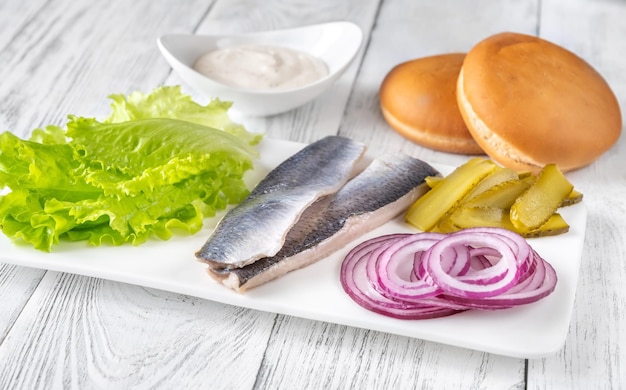 Ingredientes para fischbrotchen - sándwich de pescado alemán tradicional