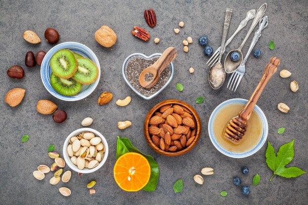 Ingredientes para el fondo de alimentos saludables. Concepto de comida sana en el fondo de piedra oscura.