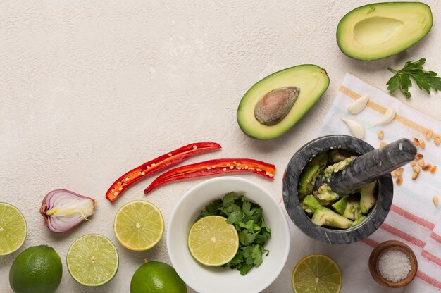 Ingredientes para el fondo de cocina de guacamole salsa mexicana.