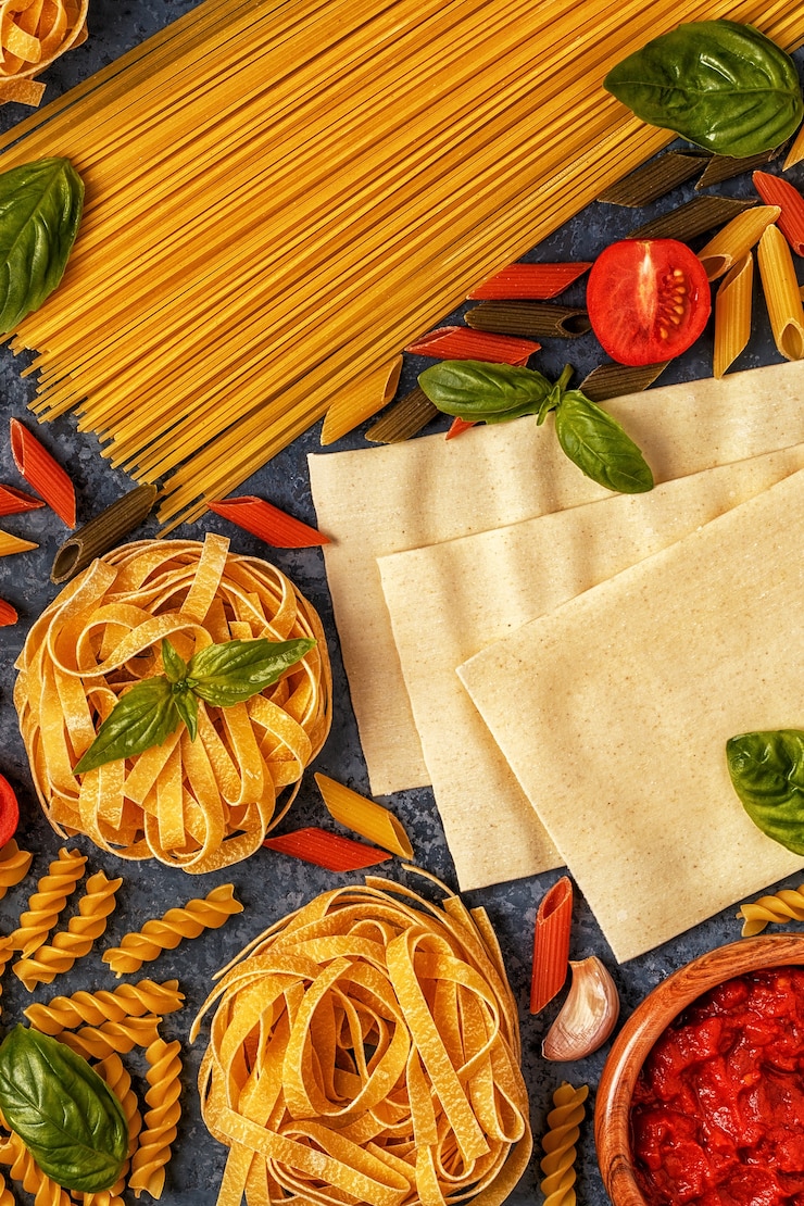 Foto ingredientes frescos para cocinar pasta.