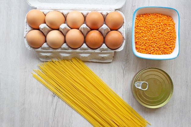 Ingredientes frescos para cocinar sobre fondo de madera