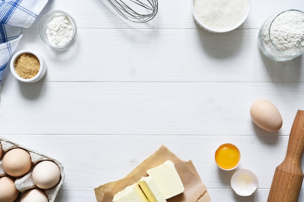 Ingredientes frescos de panificação em uma mesa de madeira