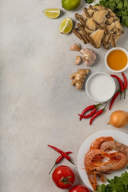 Foto ingredientes frescos e bonitos para uma deliciosa sopa de tom yum em um fundo claro