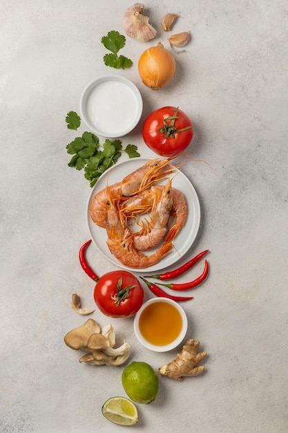 Foto ingredientes frescos e bonitos para uma deliciosa sopa de tom yum em um fundo claro