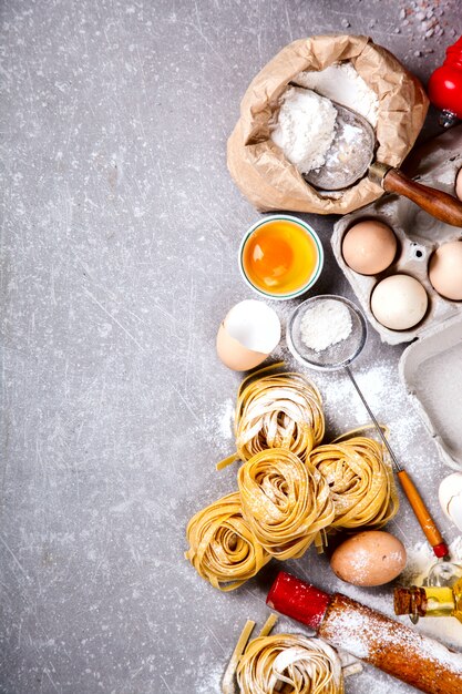 Ingredientes frescos para cozinhar macarrão italiano tradicional Tagliatelle